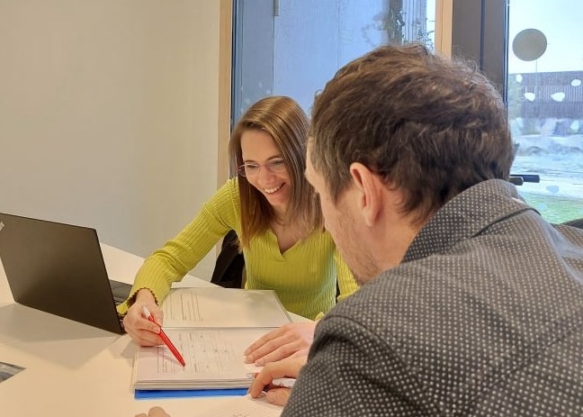 Consultante aemi conseil souriante lors d'une séance de bilan de compétences à Concarneau